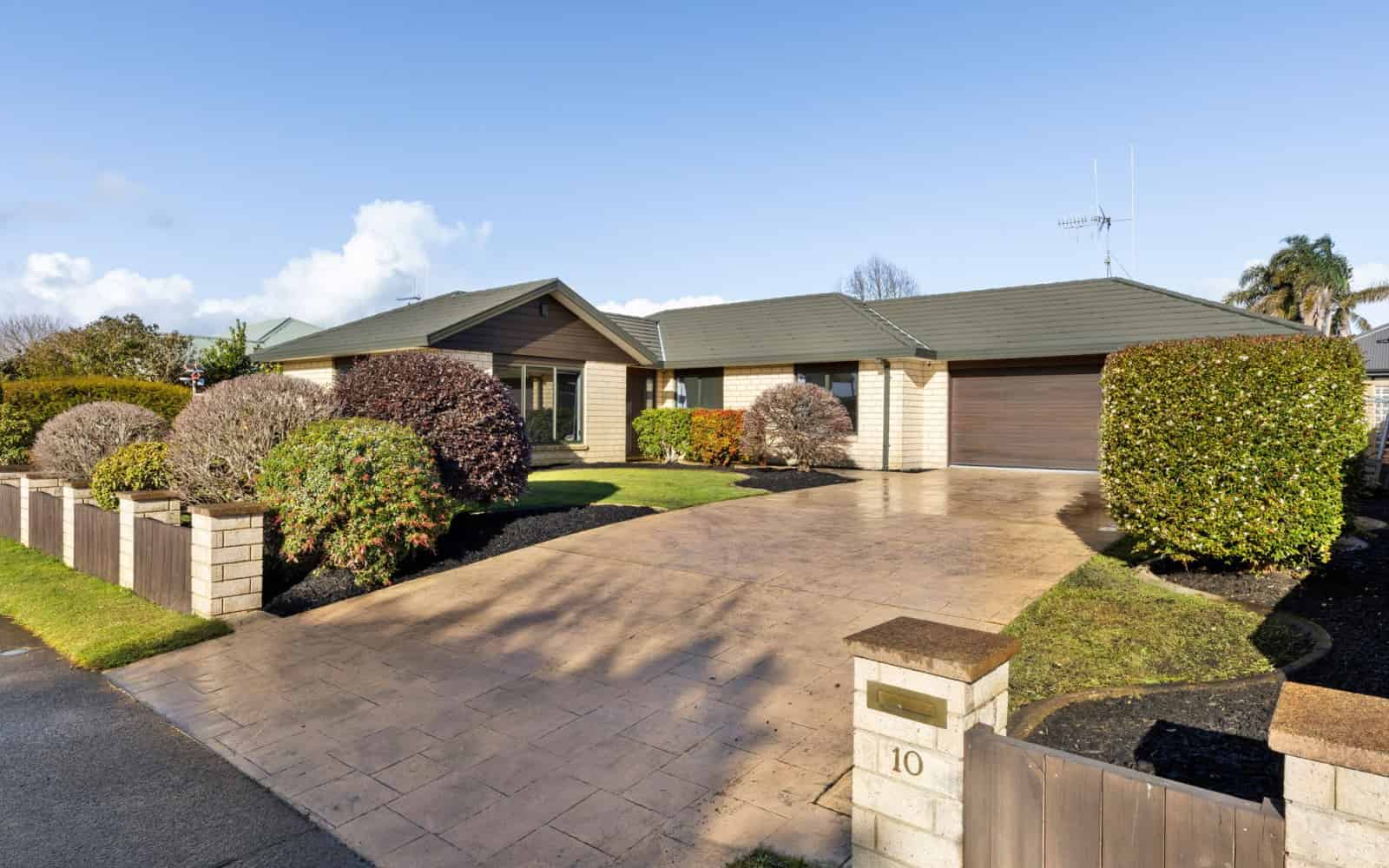 10 Cairns Crescent